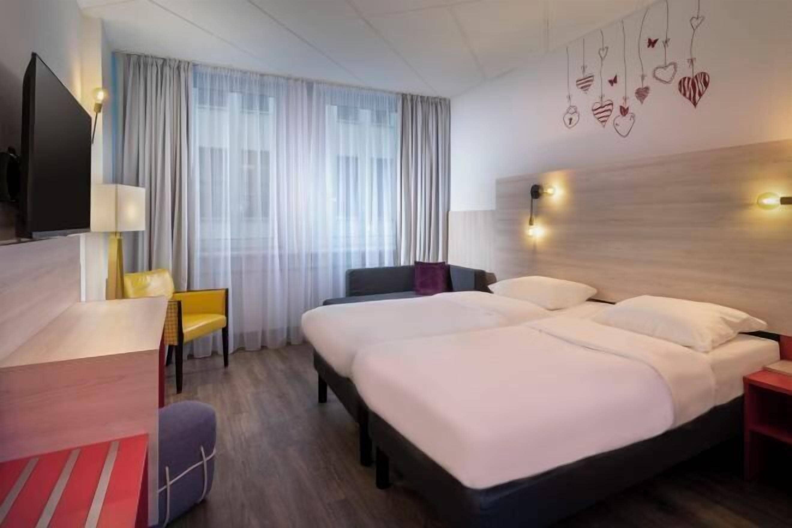 Literie hypoallergénique, rideaux occultants, chambres insonorisées