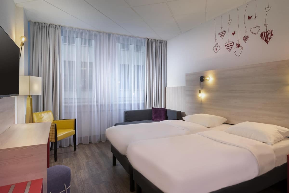 Chambre, 3 lits une place (Greet) | Literie hypoallergénique, rideaux occultants, chambres insonorisées