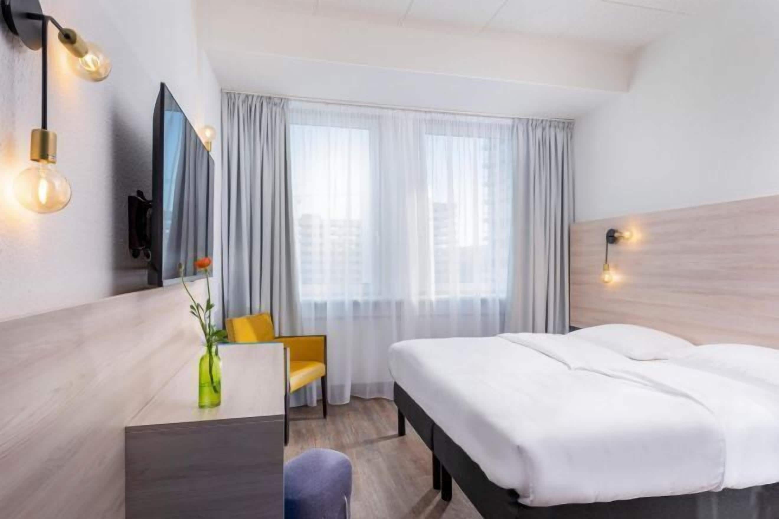 Literie hypoallergénique, rideaux occultants, chambres insonorisées