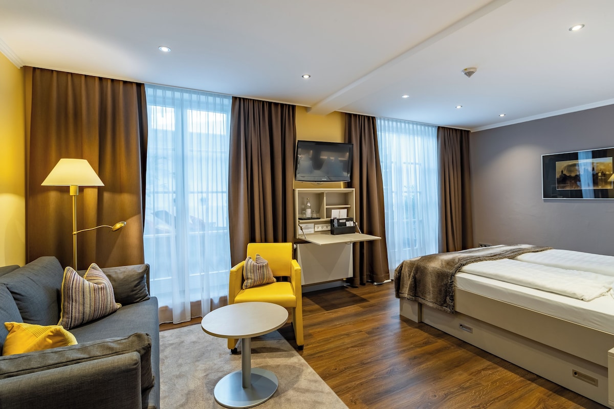 Spa Suite | Minibar, in-room safe, desk, blackout curtains