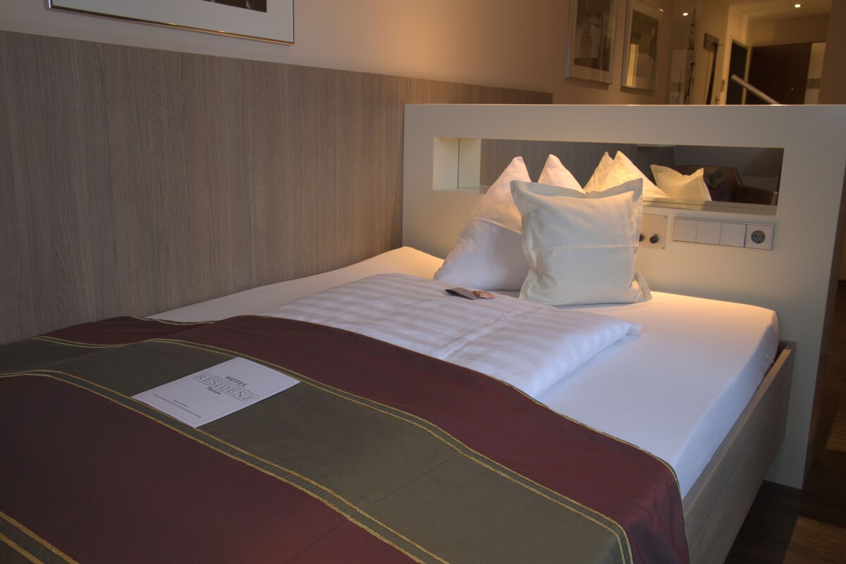 Kuschelzimmer | Minibar, in-room safe, desk, blackout curtains