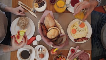A breakfast setting with various food items and beverages.