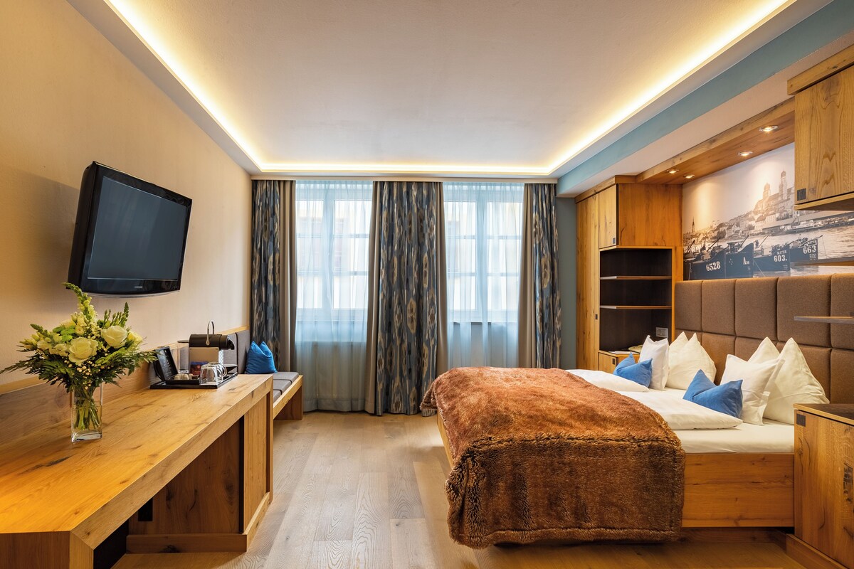 Superior Doppelzimmer historischer Gassenblick | Minibar, in-room safe, desk, blackout curtains