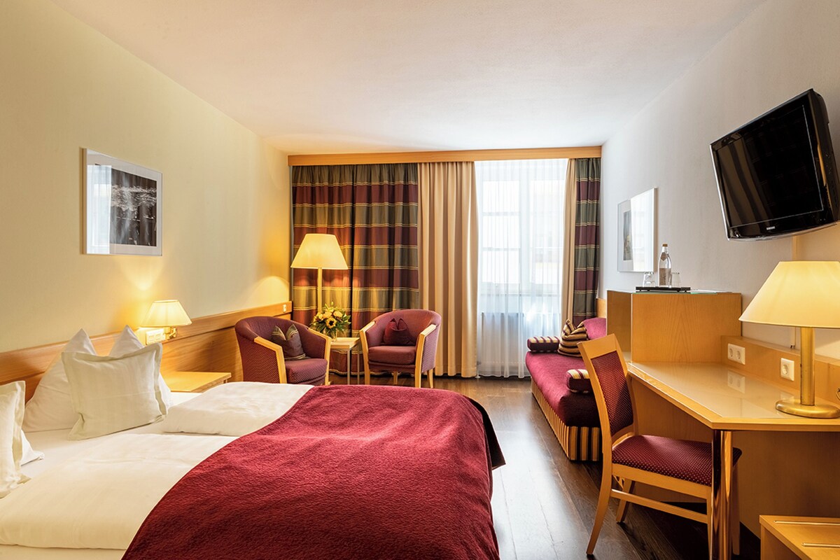 Komfort Doppelzimmer Donaublick​ | Minibar, in-room safe, desk, blackout curtains