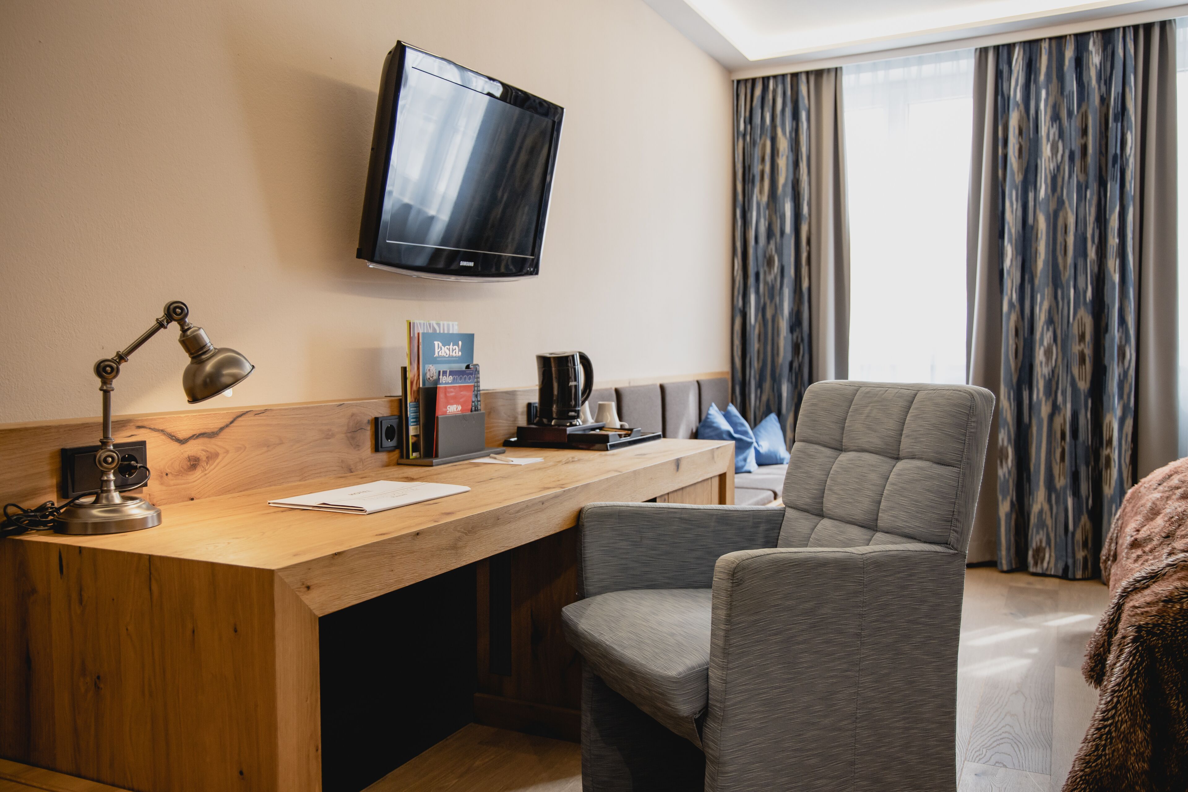 superior double room | living area | flat-screen tv