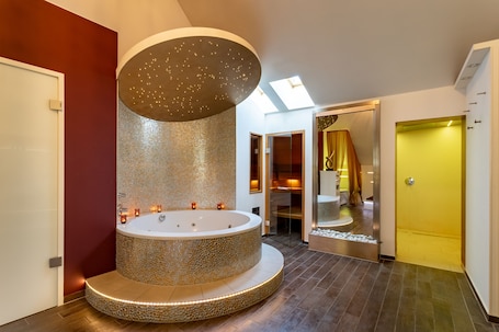 Un sauna, una bañera de hidromasaje, masajes