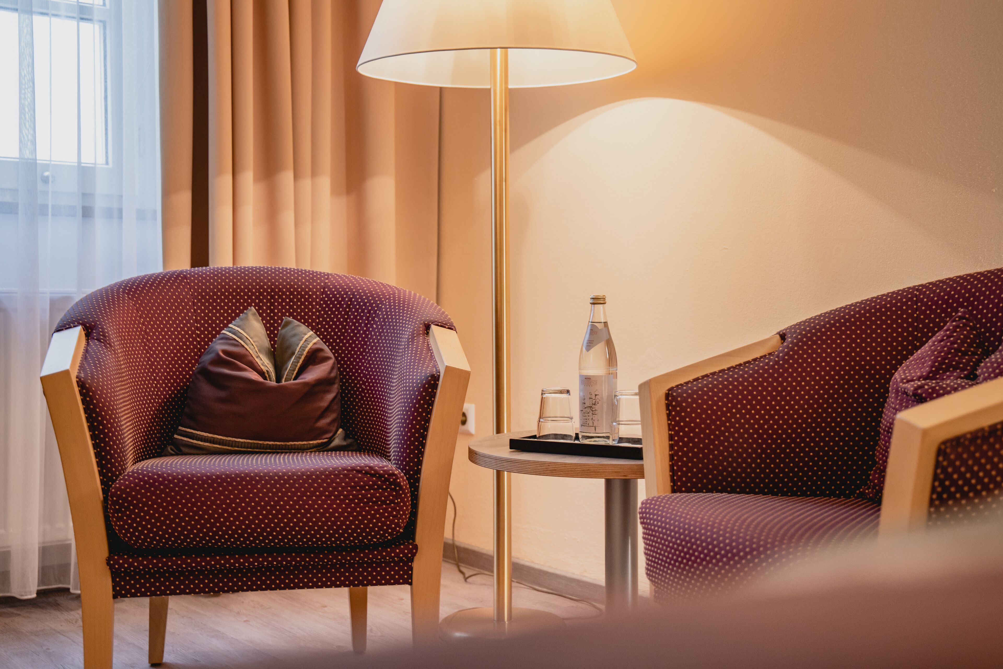 standard twin room | living area | flat-screen tv