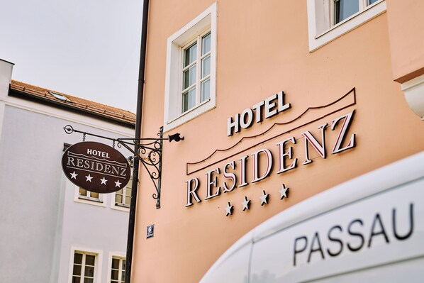 Un letrero de hotel con el nombre 'HOTEL RESIDENZ' y un letrero más pequeño debajo que indica la habitación número 6.
