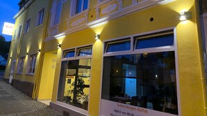 A yellow building with a sign for a breakfast buffet. - Hotel Sonnenhof garni (Boppard)