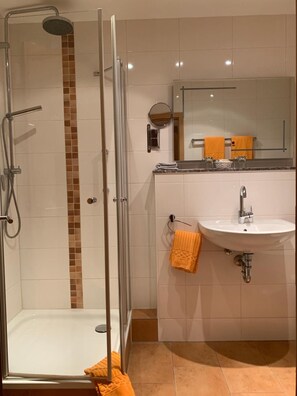 Amenidades de baño gratuitas, secadora de cabello, toallas