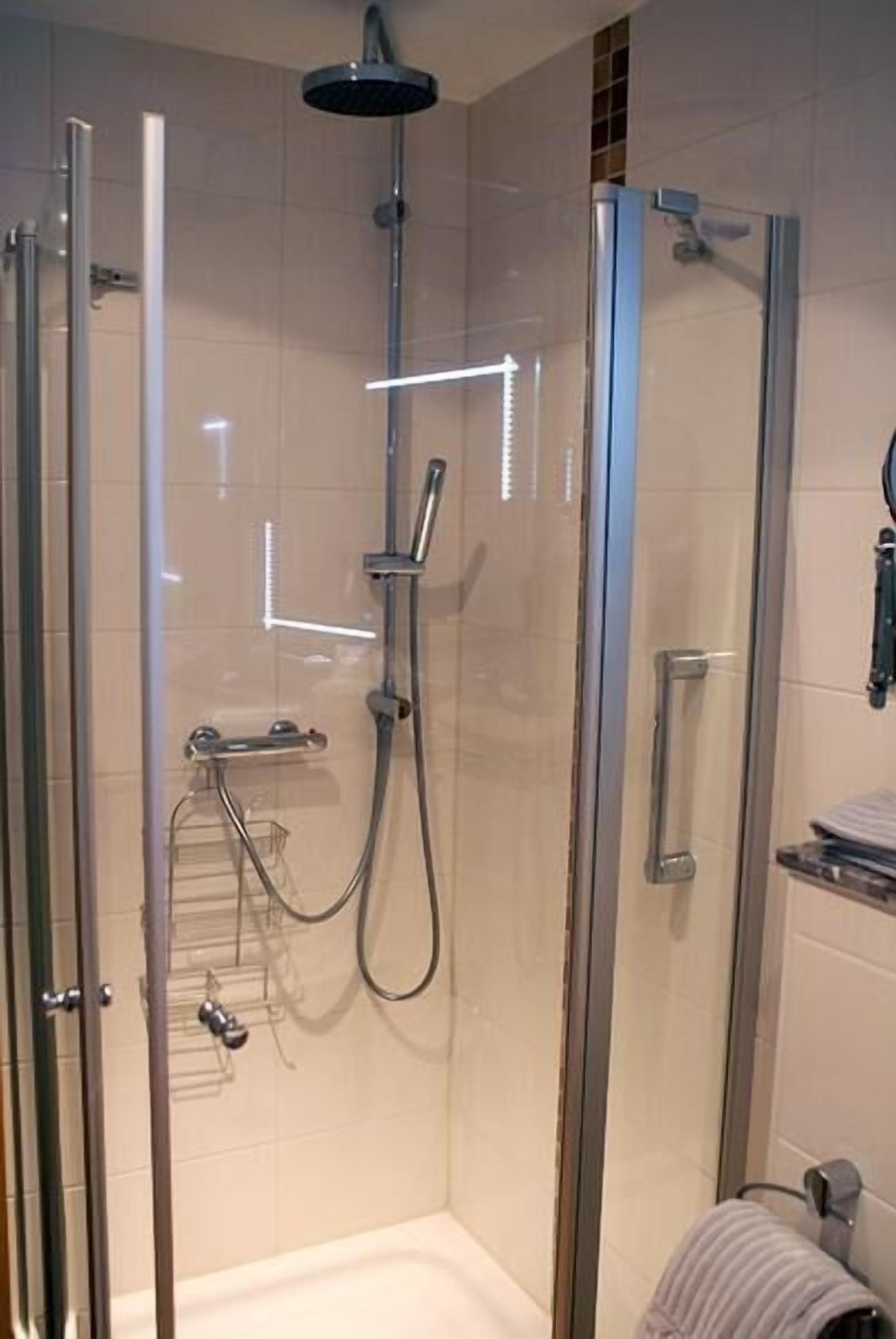 Superior Double Room | Bathroom shower