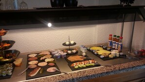 A buffet with various food items and condiments. - Hotel Sonnenhof garni (Boppard)