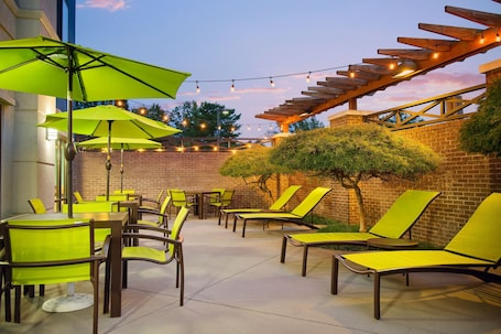Terrace/patio. Springhill Suites by Marriott Richmond Northwest