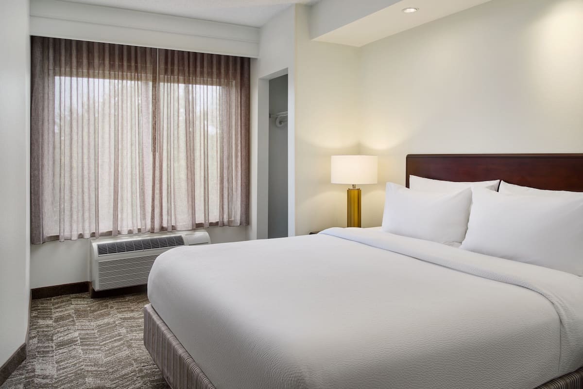 Peralatan tempat tidur premium, meja, ruang kerja komputer riba 