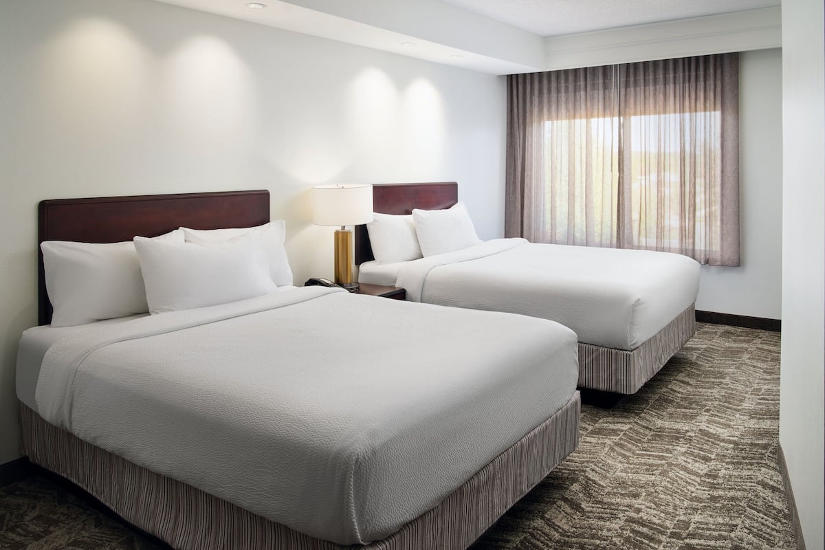 Peralatan tempat tidur premium, meja, ruang kerja komputer riba 