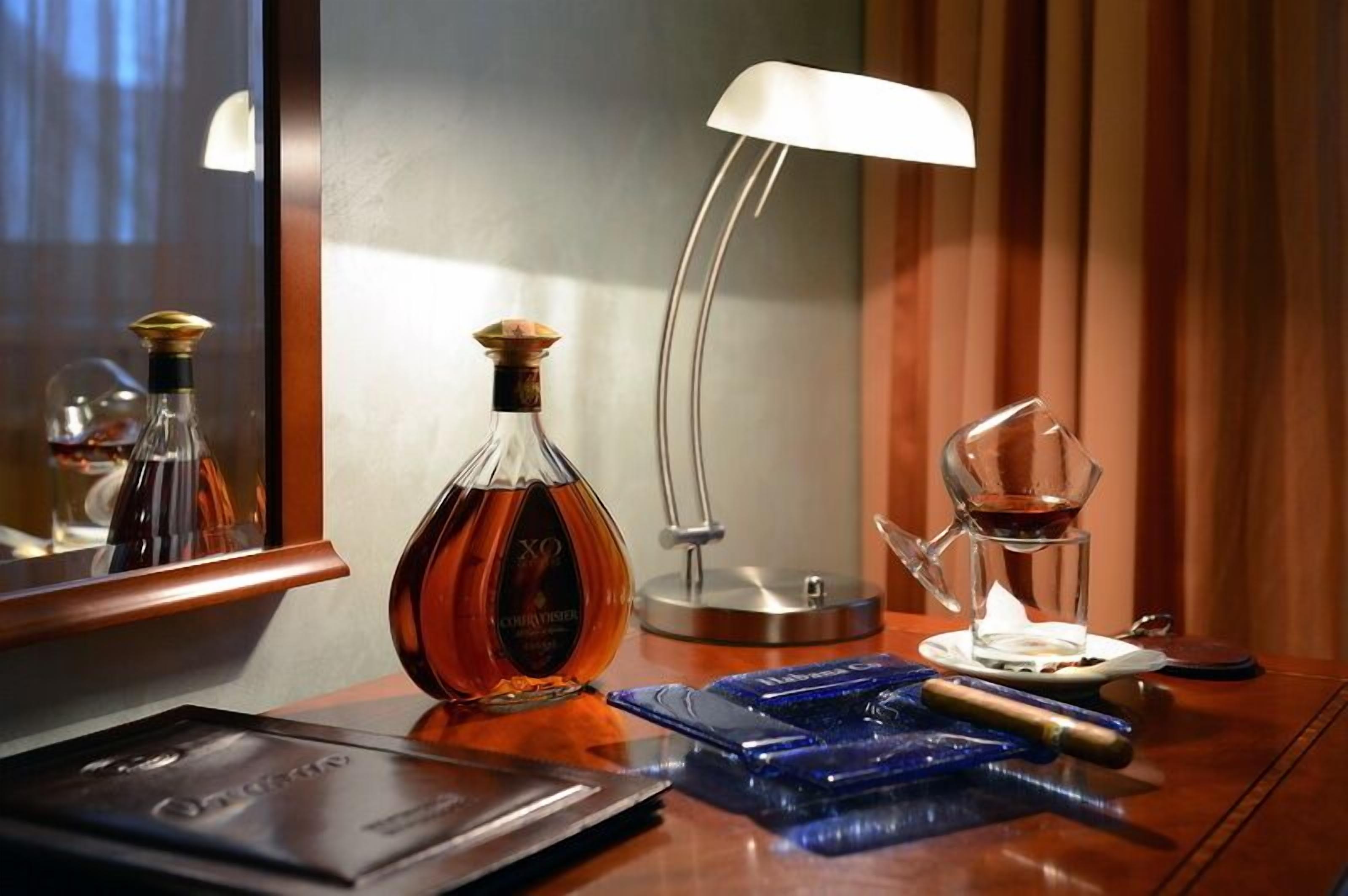 hypo-allergenic bedding, minibar, in-room safe, desk