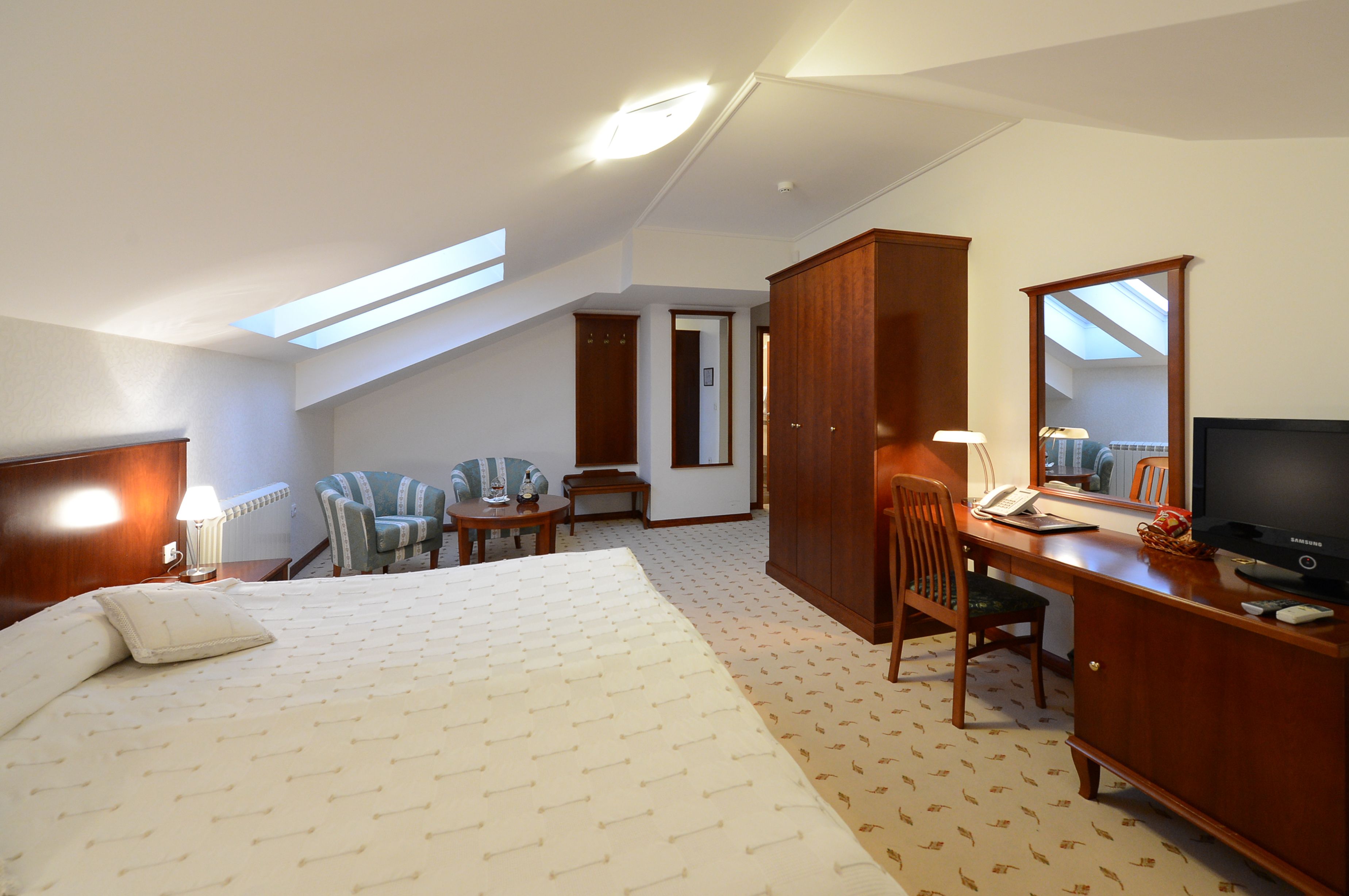 hypo-allergenic bedding, minibar, in-room safe, desk