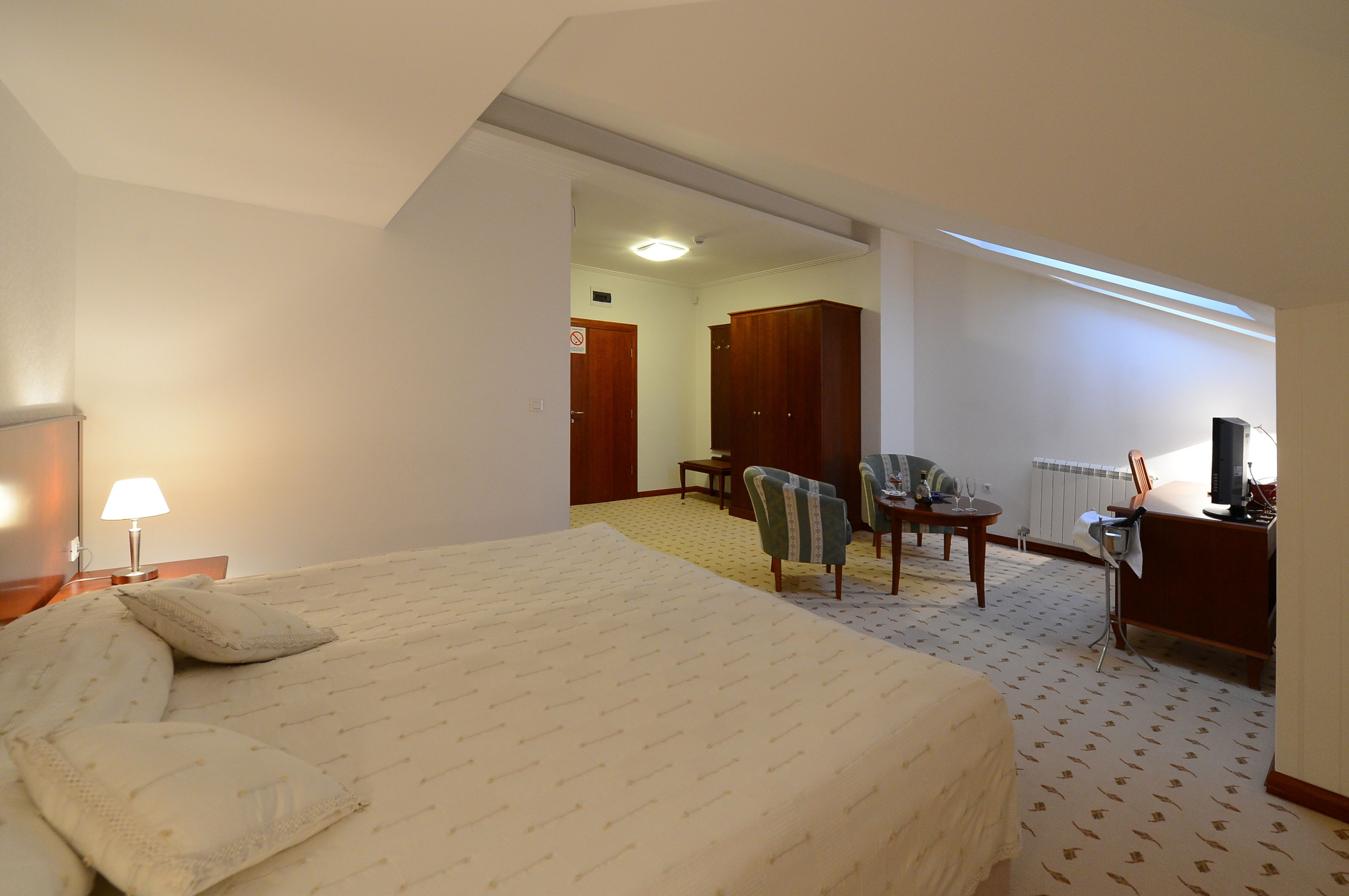 hypo-allergenic bedding, minibar, in-room safe, desk