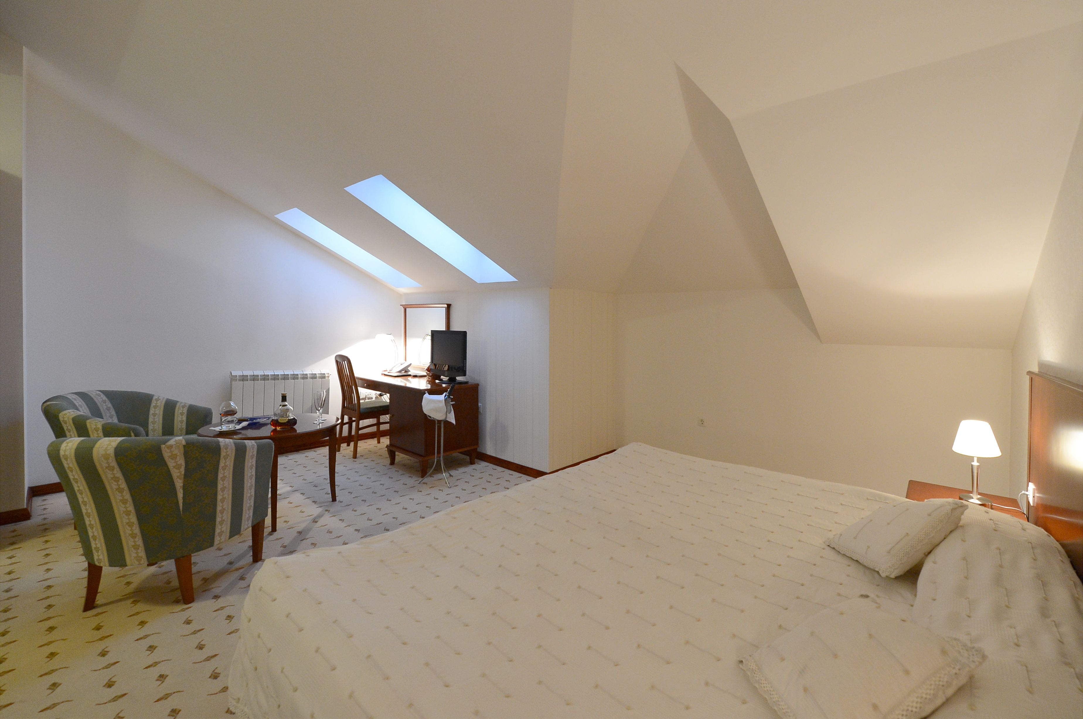 hypo-allergenic bedding, minibar, in-room safe, desk