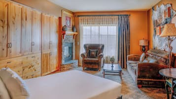 Studio | Premium bedding, in-room safe, desk, laptop workspace