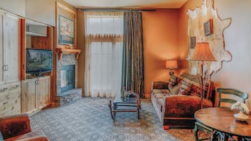 Superior Room, 1 Queen Bed | Living area