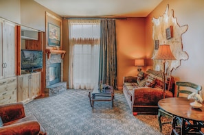 Superior Room, 1 Queen Bed | Living area
