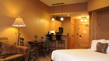 Superior Room, 1 Queen Bed | Premium bedding, in-room safe, desk, laptop workspace