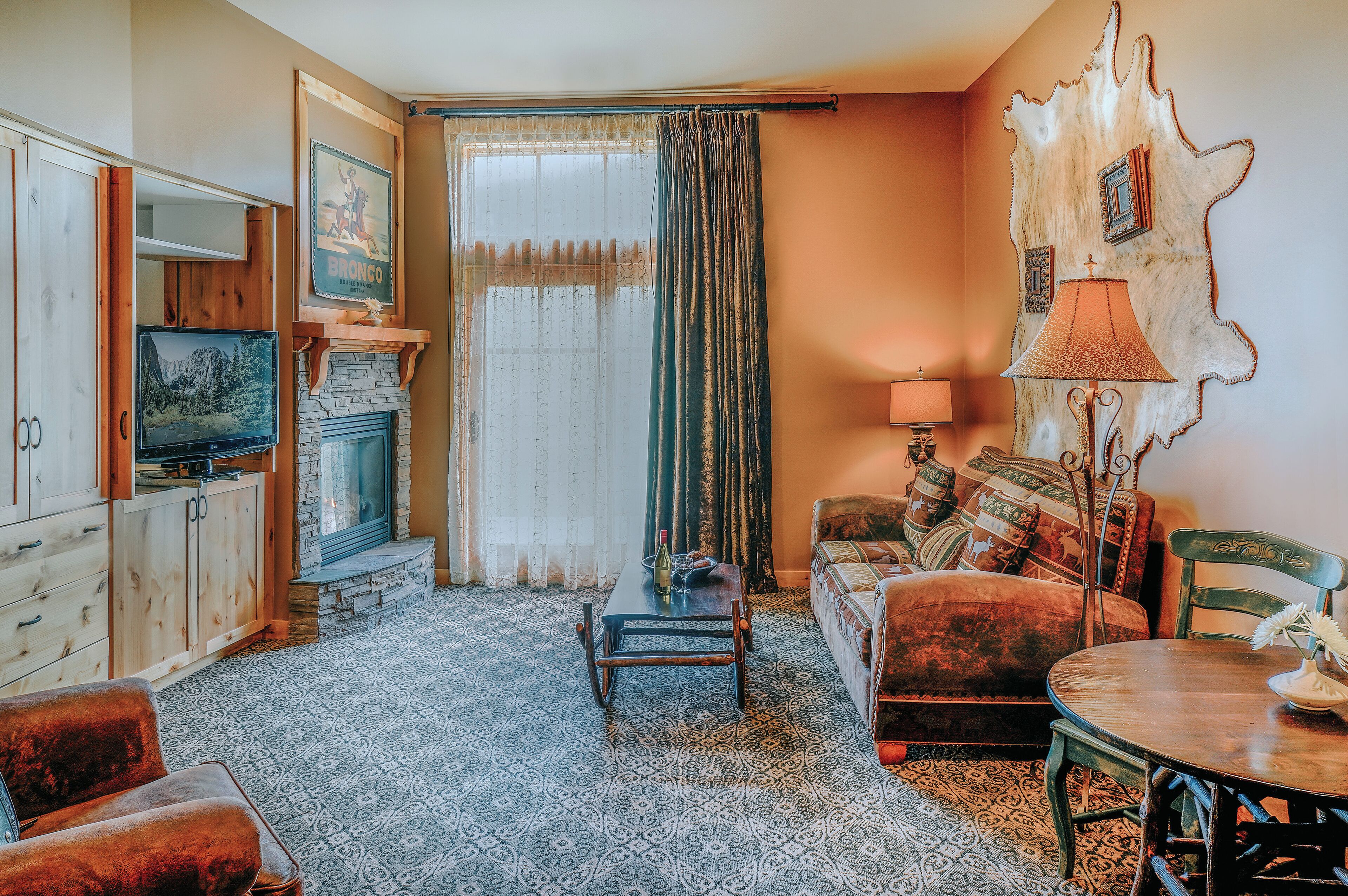 Flat-screen TV, fireplace