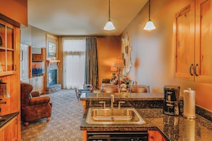 Superior Room, 1 Queen Bed | Private kitchen