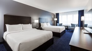 A hotel room with two beds, a desk, and a chair. - Imperia Hotel and Suites (Saint-Eustache)