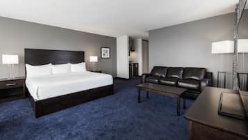 Suite, 1 King Bed with Sofa bed | Private kitchenette