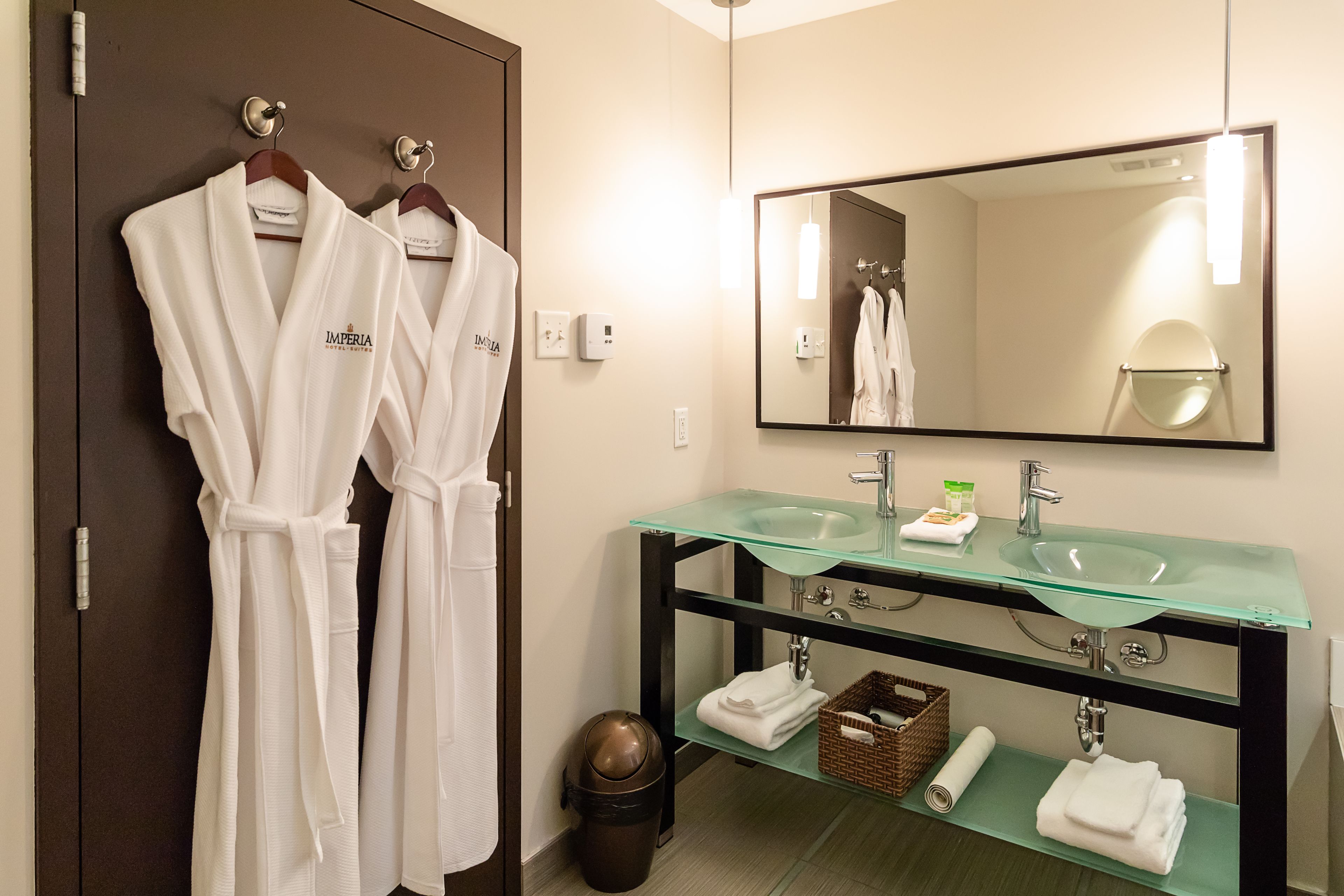 suite, 1 king bed with sofa bed | bathroom | combined shower/bathtub, free toiletries, hair dryer, towels
