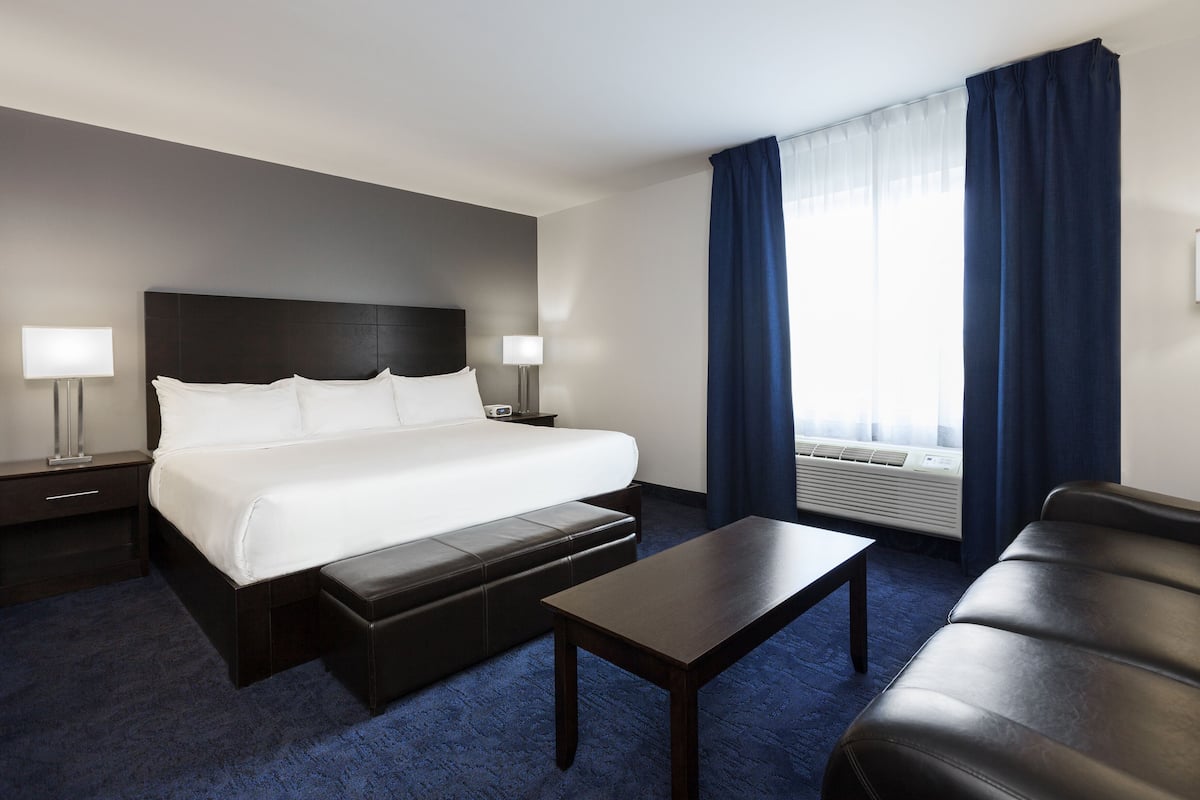 Standard Room, 1 King Bed with Sofa bed | Premium bedding, minibar, desk, laptop workspace