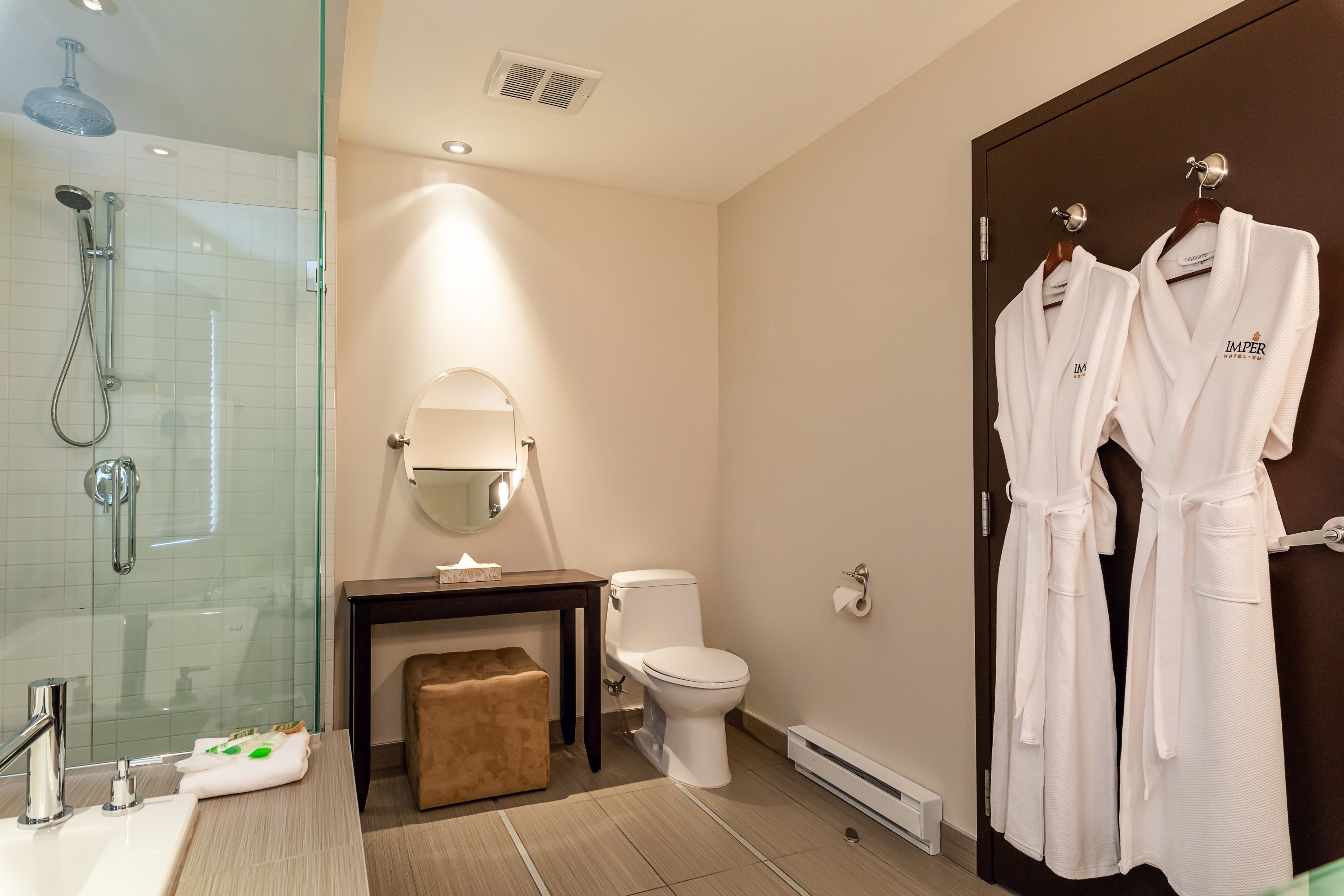 suite, 1 king bed with sofa bed | bathroom | combined shower/bathtub, free toiletries, hair dryer, towels