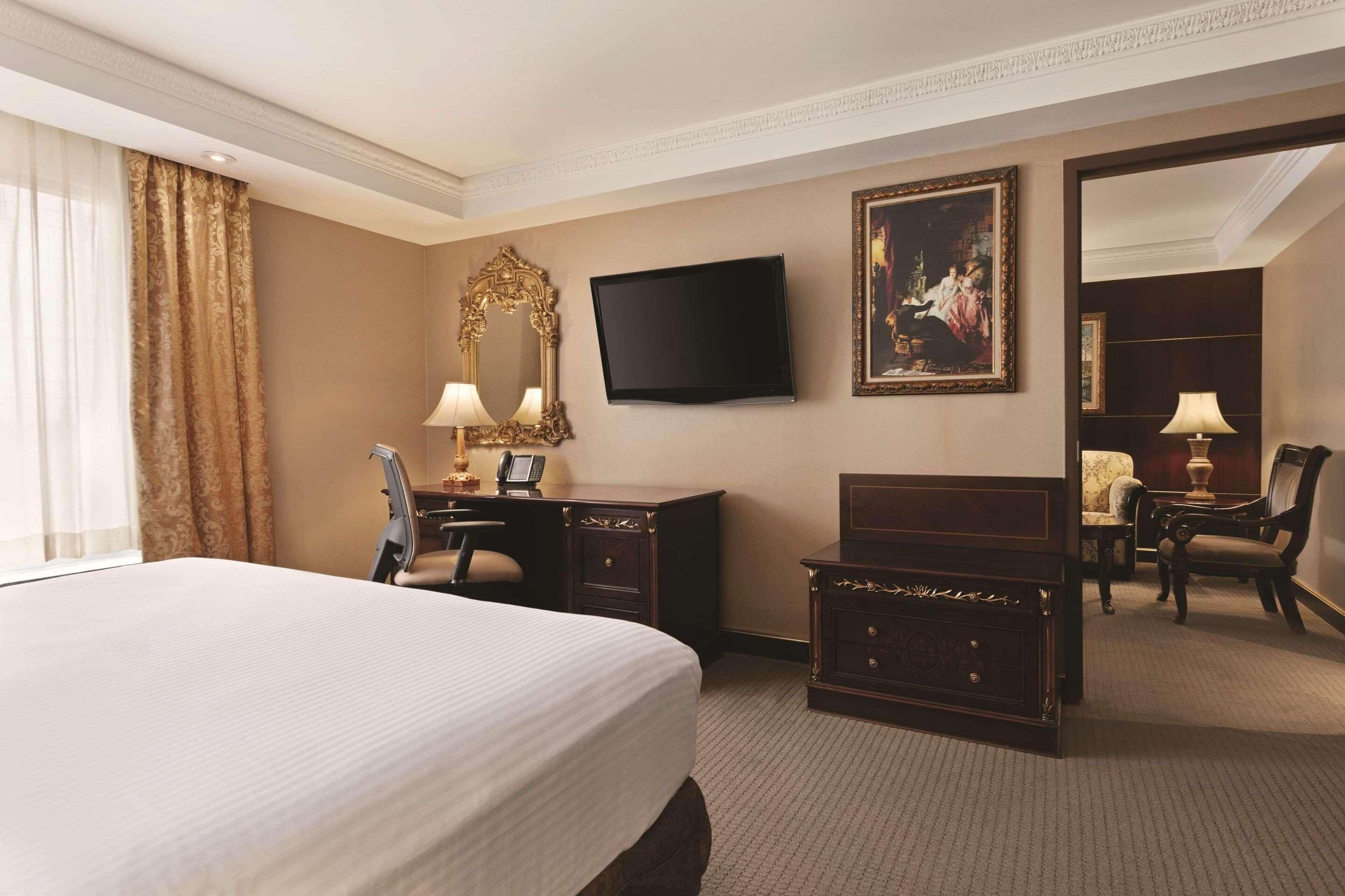 suite, 1 bedroom, non smoking | premium bedding, down duvets, select comfort beds, in-room safe