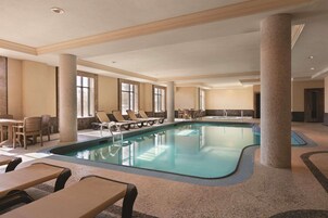 Una piscina cubierta