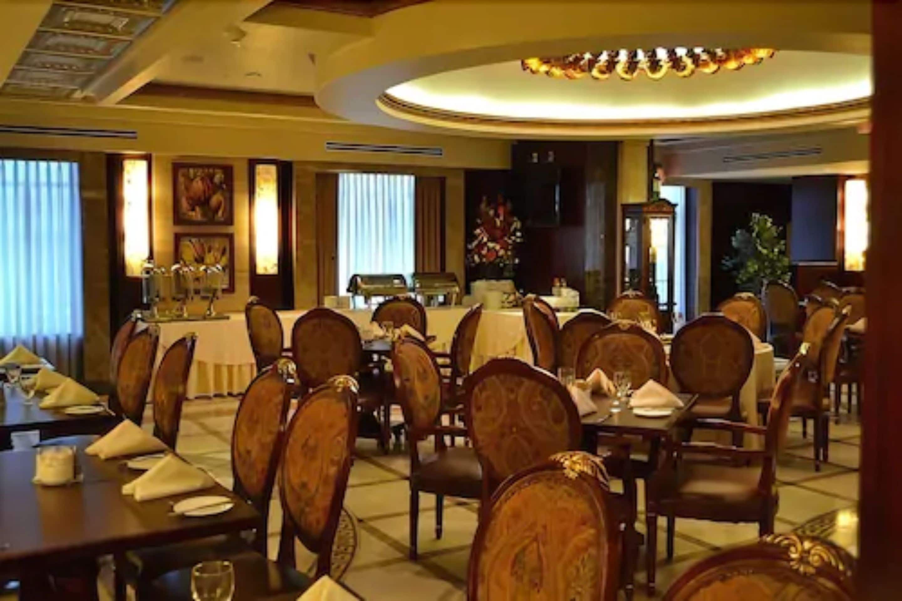 breakfast and dinner served, international cuisine