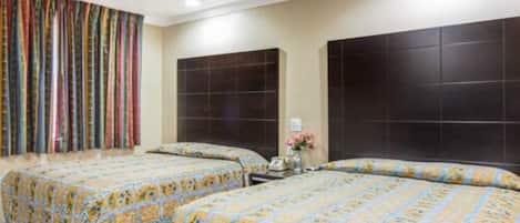 Escritorio, tabla de planchar con plancha, wifi gratis y ropa de cama