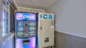 Máquina automática com o logotipo da Pepsi e máquina de gelo à disposição.