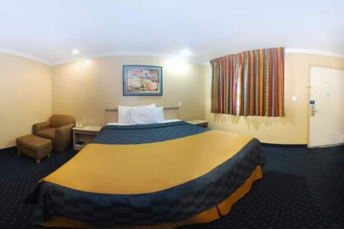 Skrivebord, strykejern/-brett, wi-fi (inkludert) og sengetøy