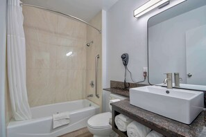 Ensemble douche/baignoire, articles de toilette gratuits