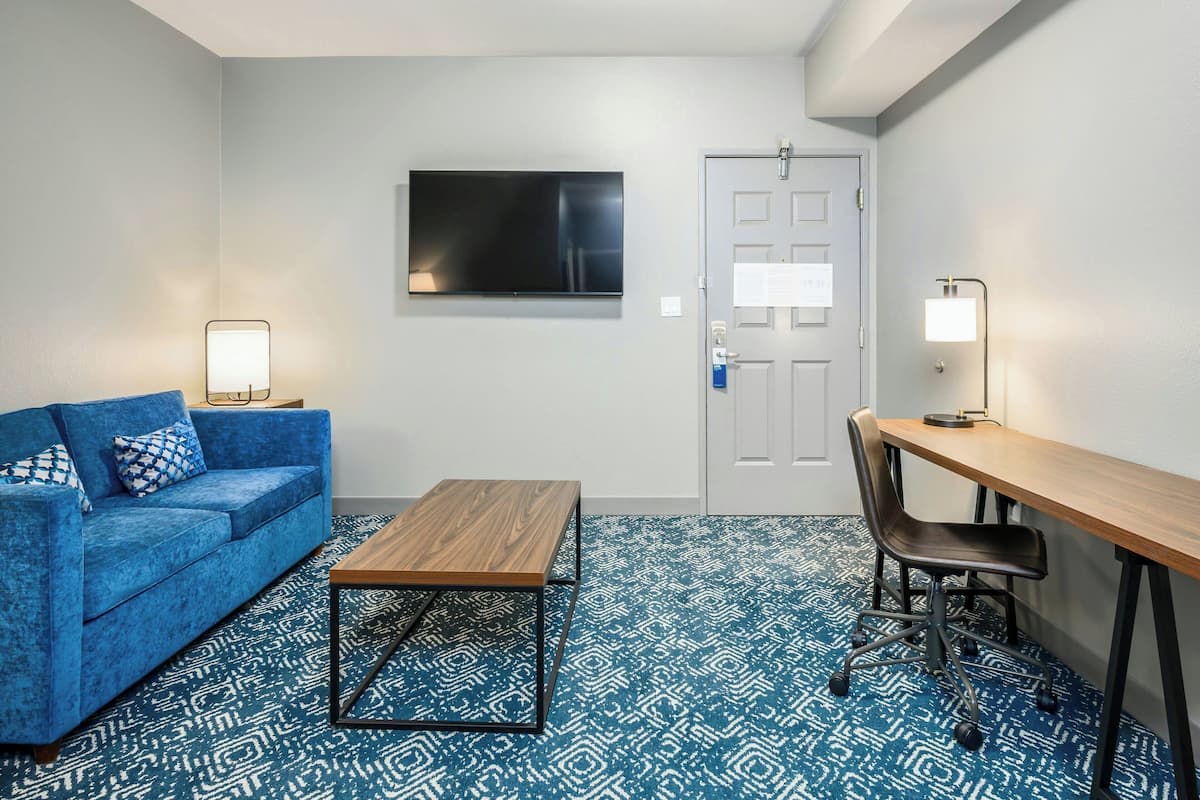 Junior Suite, Multiple Beds, Non Smoking | 1 bedroom, premium bedding, desk, laptop workspace