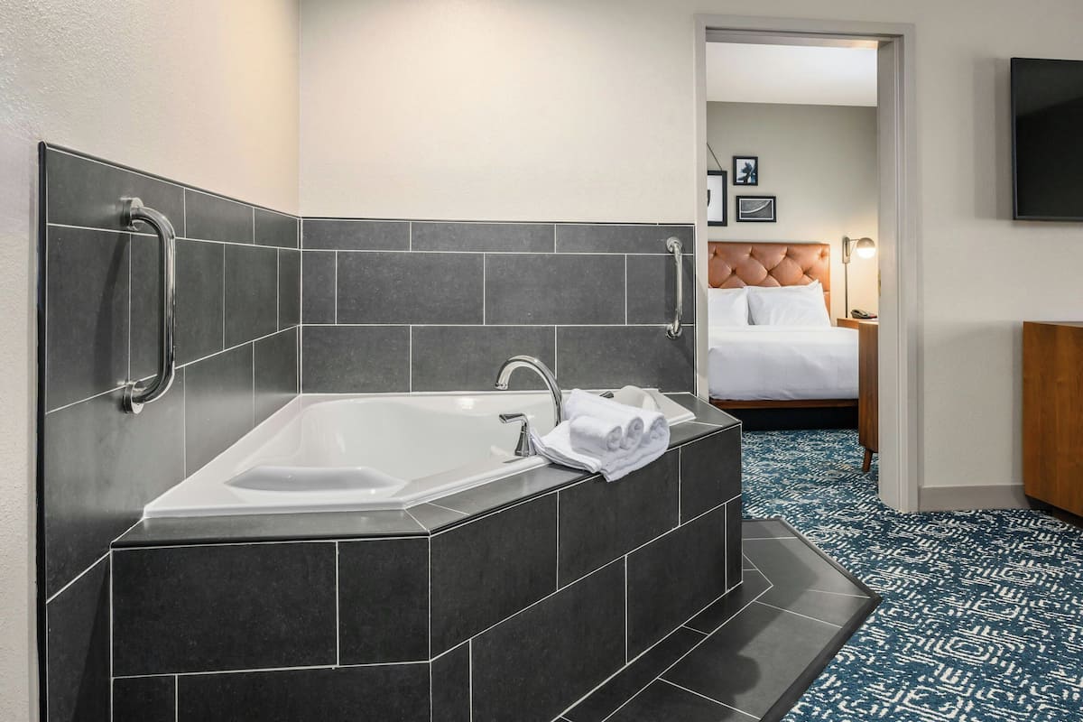 1 bedroom, premium bedding, desk, laptop workspace