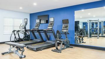 Een sportschool met loopbanden, elliptische trainers en krachttrainingapparaten.