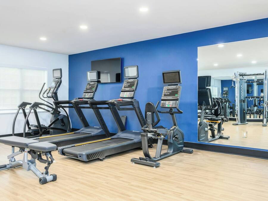 Een sportschool met loopbanden, elliptische trainers en krachttrainingapparaten.