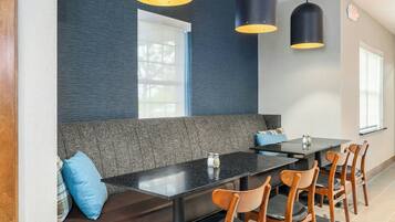 Sarapan prasmanan setiap hari (USD 15.95 per orang)