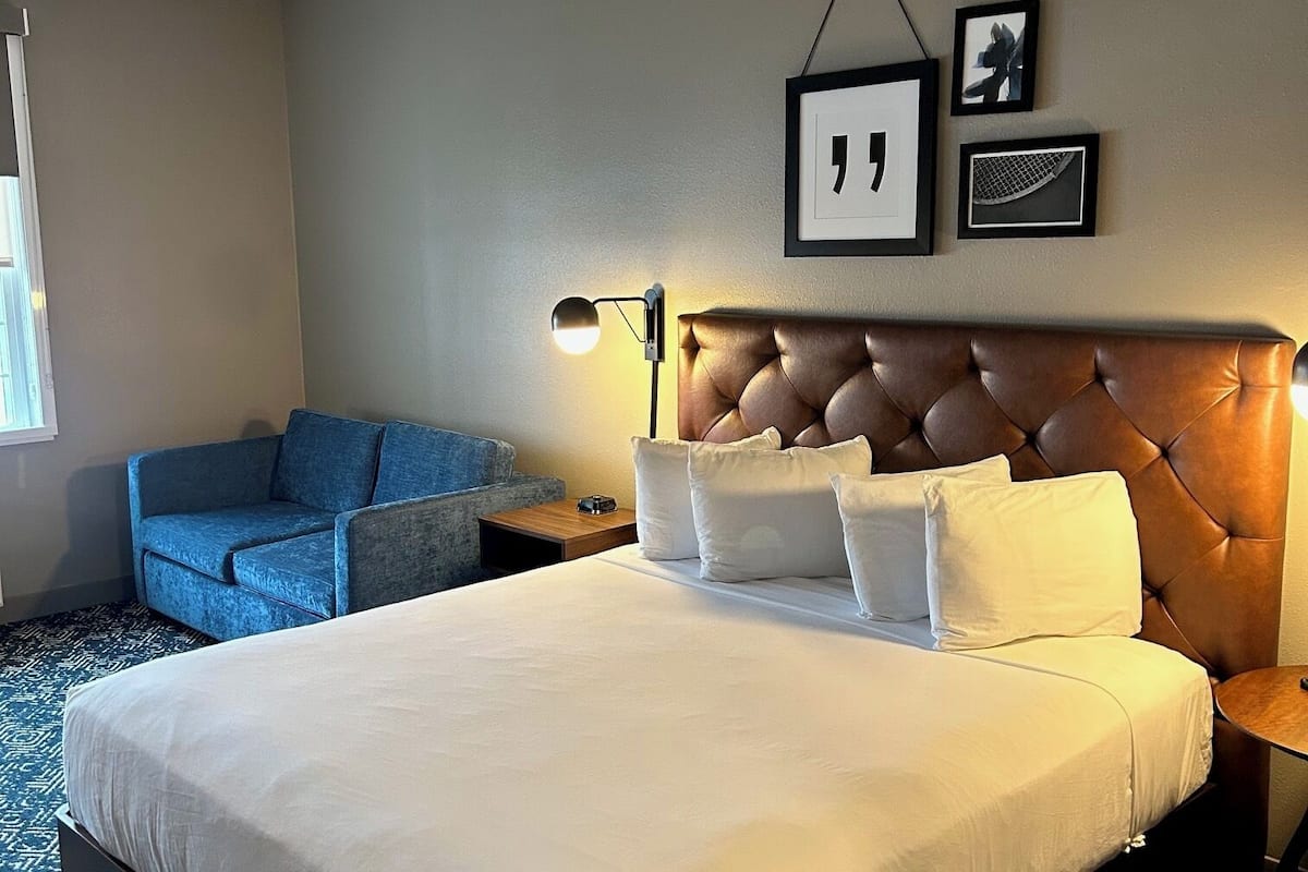 room, 1 king bed, non smoking | 1 bedroom, premium bedding, desk, laptop workspace