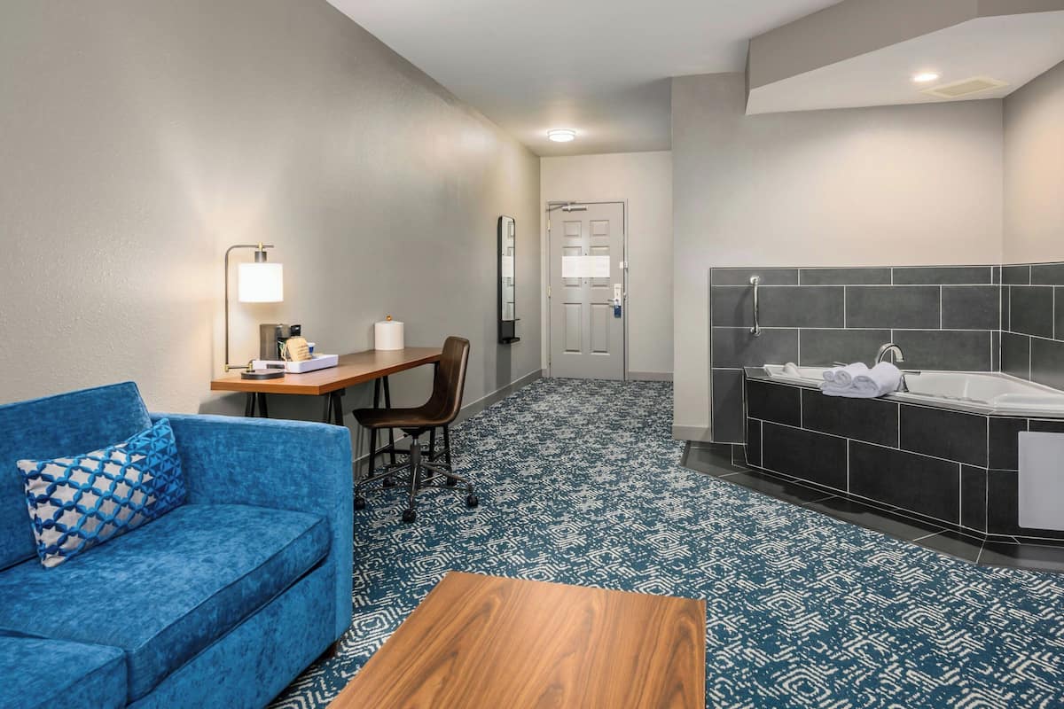 1 bedroom, premium bedding, desk, laptop workspace