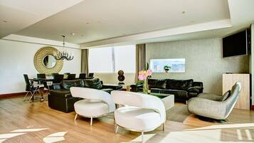 Presidential Room | Living area | 32-inch LED TV with satellite channels, TV