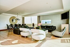 Presidential Room | Living area | 32-inch LED TV with satellite channels, TV - Hotel San Fernando Plaza (Medellín)